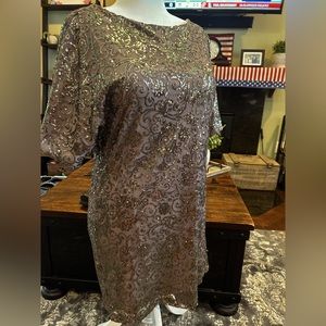 Formal dress in a very pretty gold color. ✨Very sparkly!✨